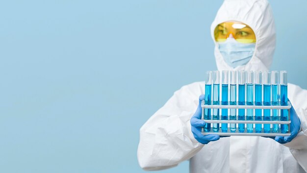 Widok z przodu naukowiec posiadający niebieskie chemikalia z miejsca na kopię