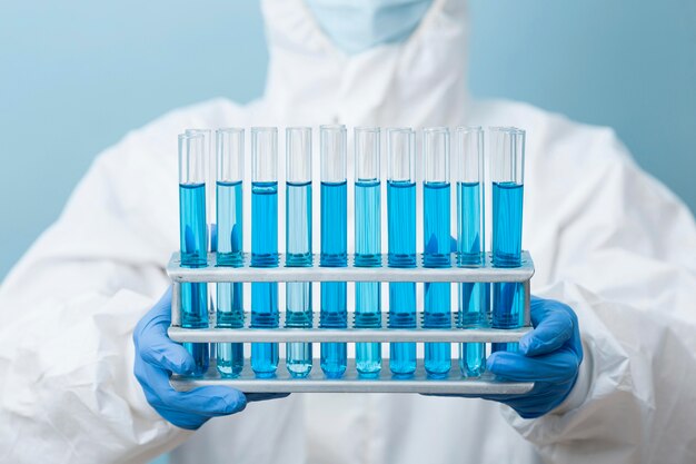 Widok z przodu naukowiec trzymający niebieskie chemikalia