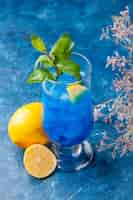 Bezpłatne zdjęcie widok z przodu niebieska fajna lemoniada z lodem na niebieskim tle woda owocowa zimny koktajl napój kolor sok barowy