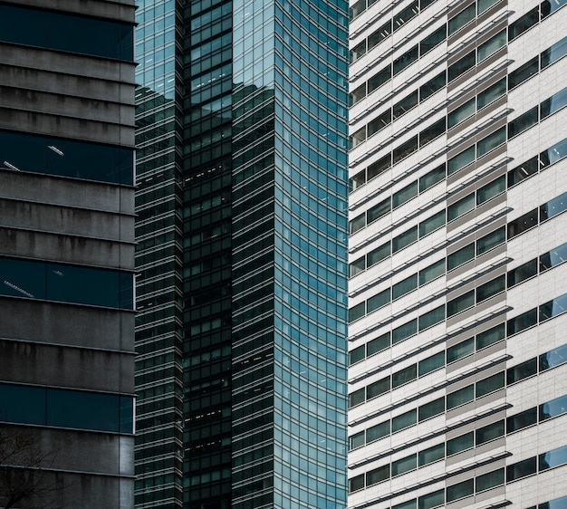 Widok z przodu nowoczesnych wieżowców budynków biurowych