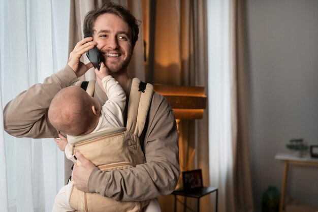 Widok z przodu ojciec rozmawia przez telefon