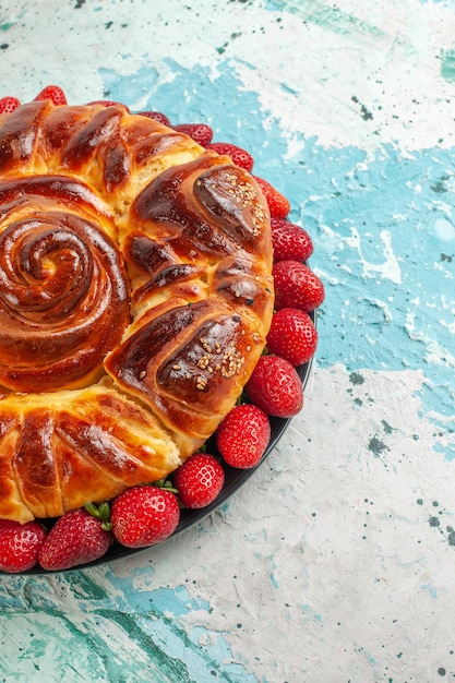 Widok Z Przodu Okrągłe Pyszne Ciasto Ze świeżymi Czerwonymi Truskawkami Na Jasnoniebieskiej Powierzchni Ciasto Ciasto Ciasto Cukrowe Ciastko Słodkie