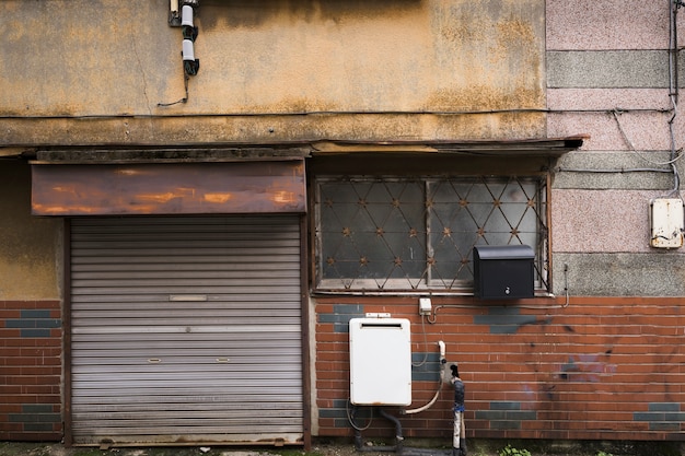 Widok z przodu opuszczony dom z zardzewiałymi drzwiami