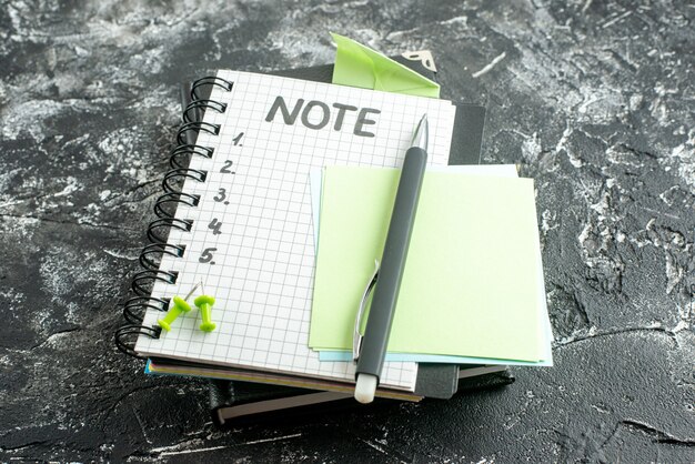Bezpłatne zdjęcie widok z przodu otwarty notatnik z piórem i notatkami do pisania na szarym tle
