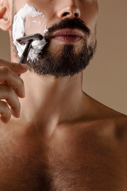 Widok z przodu owłosiony mężczyzna golący brodę
