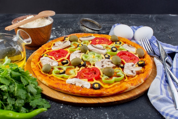 Widok z przodu pikantna pizza grzybowa z czerwonymi pomidorami, papryką, oliwkami i grzybami, wszystkie pokrojone w plasterki z jajkami na ciemno