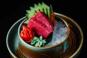 Bezpłatne zdjęcie widok z przodu posiekana czerwona wędzona ryba z posiekanym ogórkiem wasabi i imbirem w lodzie