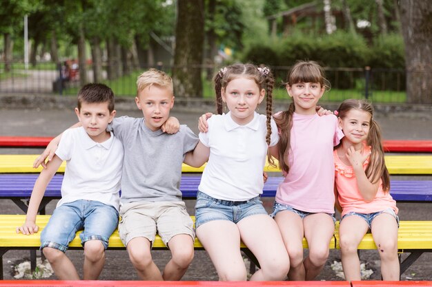 Widok z przodu przyjaciół przebywających na ławce