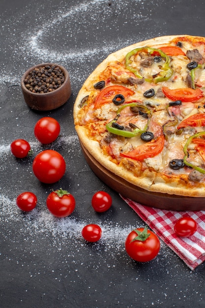 Widok z przodu pyszna pizza z serem z czerwonymi pomidorami na ciemnej powierzchni