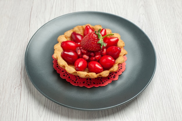 Widok z przodu pyszne ciasto ze świeżymi owocami na białym biurko ciasto deser owocowy czerwony