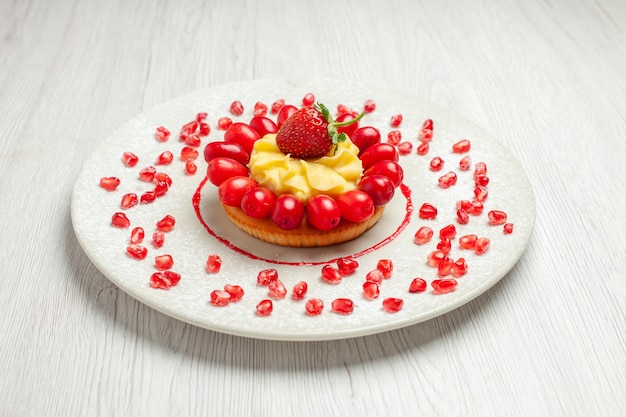 Widok z przodu pyszne kremowe ciasto z dereniami na białym biurku deser ciasto owocowe
