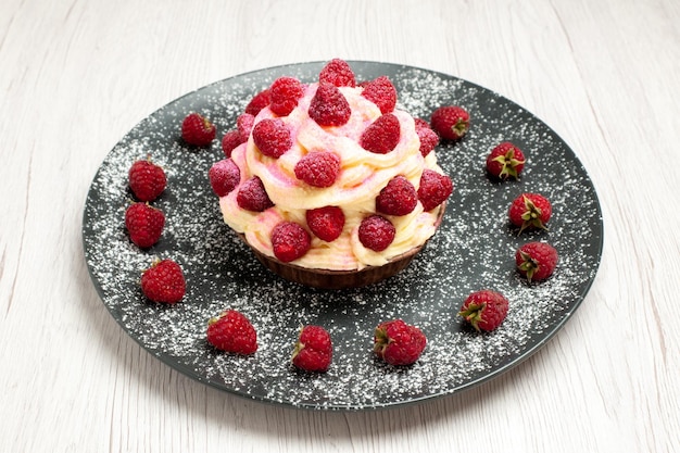 Widok z przodu pyszny deser z kremem owocowym z malinami na białym tle słodki kremowy deser ciasto biszkoptowe