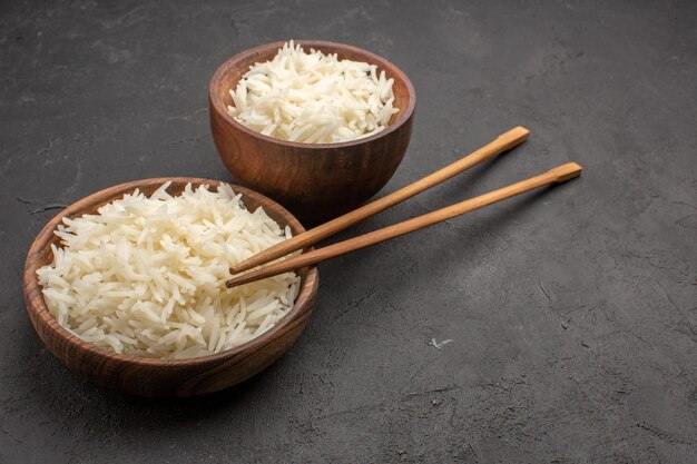 Widok z przodu pyszny gotowany ryż zwykły smaczny posiłek na ciemnej przestrzeni