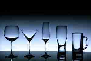 Bezpłatne zdjęcie widok z przodu różne szklanki do napojów na ciemnym tle kolor drink bar wino winogronowe piwo alkohol celebracja