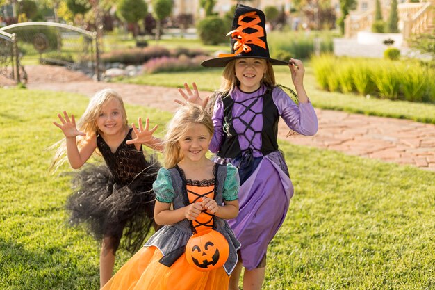 Widok z przodu śliczne dziewczynki z kostiumami na halloween