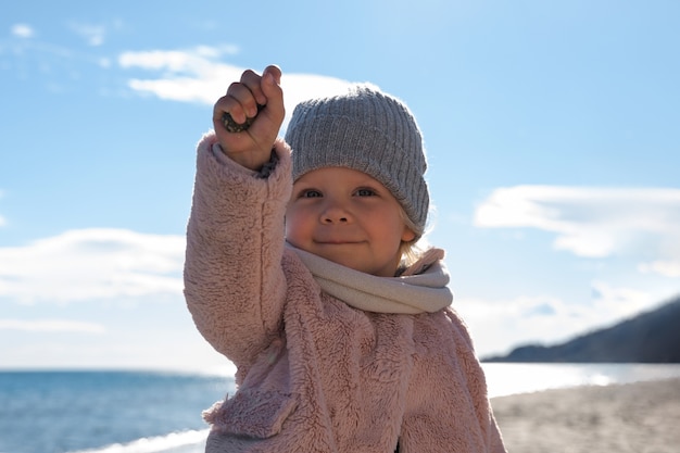 Bezpłatne zdjęcie widok z przodu słodkie dziecko nad morzem