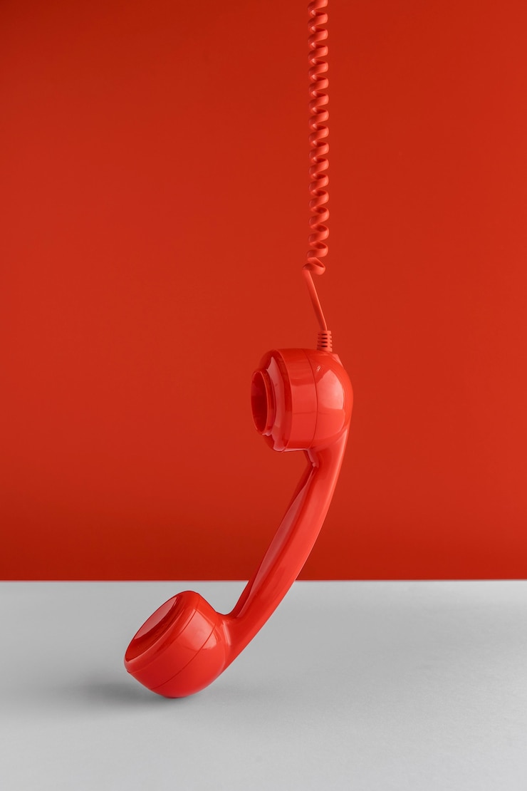 Bezpłatny plik Zdjęcie widok z przodu słuchawki telefonicznej zwisającej z przewodu