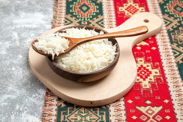 Bezpłatne zdjęcie widok z przodu smaczny gotowany ryż wewnątrz brązowego talerza na białej przestrzeni