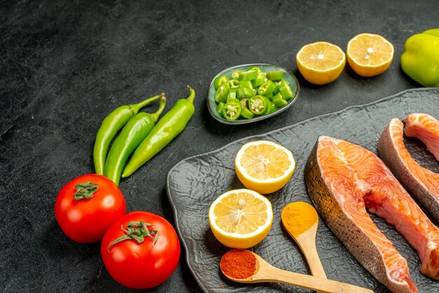 Widok z przodu smażone plastry mięsa ze świeżymi warzywami na ciemnym tle żeber kolor posiłek sałatka jedzenie grill
