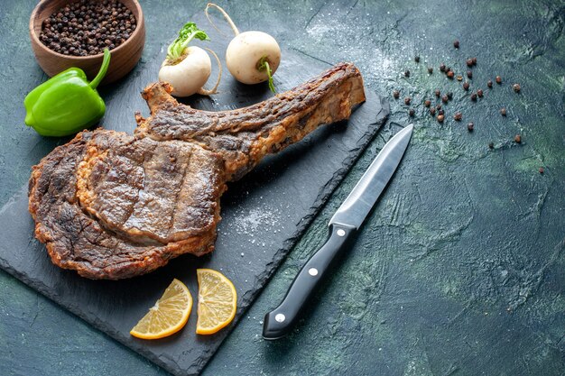 Widok z przodu smażony kawałek mięsa na ciemnym mięsnym naczyniu mięsnym smażyć kolor zwierzęce żebro obiad gotowanie grill