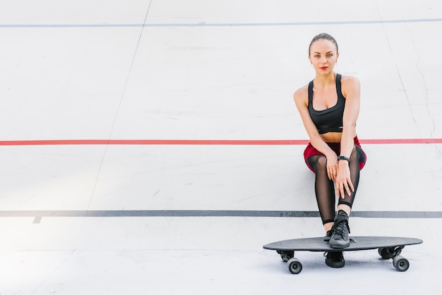 Bezpłatne zdjęcie widok z przodu sportowca i longboardu