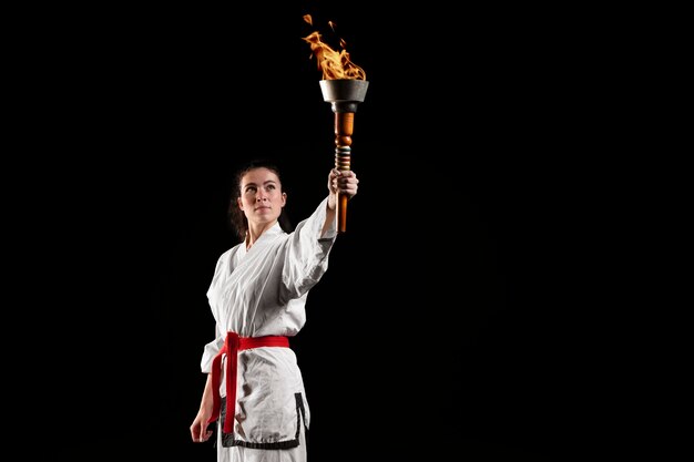 Widok z przodu sportowca karate z pochodnią