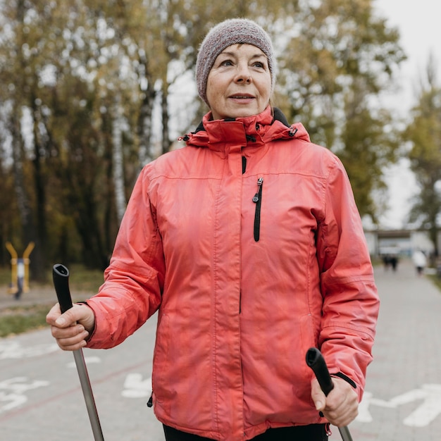 Widok Z Przodu Starszej Kobiety Na Zewnątrz Z Kijami Trekkingowymi