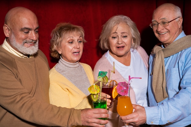 Bezpłatne zdjęcie widok z przodu starszych przyjaciół przy drinku