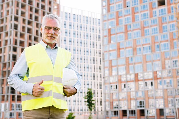 Widok z przodu stary architekt wykazujący zatwierdzenie