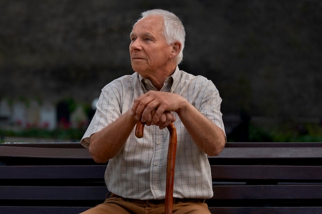 Bezpłatne zdjęcie widok z przodu stary człowiek siedzi na ławce