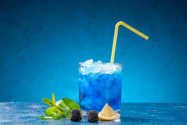 Widok z przodu świeża fajna lemoniada w szklance z lodem na niebieskim tle woda zimny sok pić owoce koktajl kolory bar