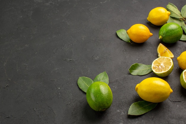 Bezpłatne zdjęcie widok z przodu świeże cytryny kwaśne owoce na ciemnym biurku