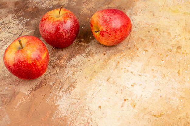Widok z przodu świeże czerwone jabłka