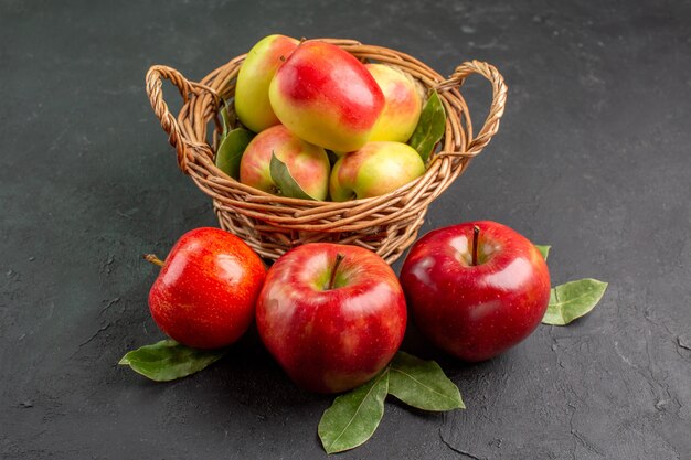 Widok z przodu świeże jabłka łagodne owoce na szarym stole drzewo dojrzałe świeże owoce łagodne