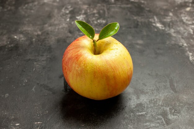 Widok z przodu świeże jabłko na ciemnych owocach dojrzałe drzewo witaminowe o łagodnym soku w kolorze zdjęcia