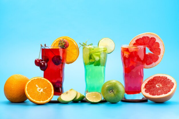 Widok z przodu świeże koktajle owocowe z lodem plastry świeżych owoców na niebiesko, pić sok koktajl owocowy kolor