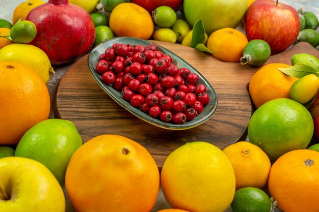 Widok z przodu świeże owoce różne dojrzałe i aksamitne owoce na białym tle dieta zdjęcie smaczne jagody zdrowie kolor