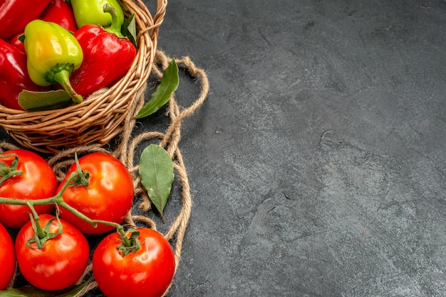Widok z przodu świeże papryki z czerwonymi pomidorami