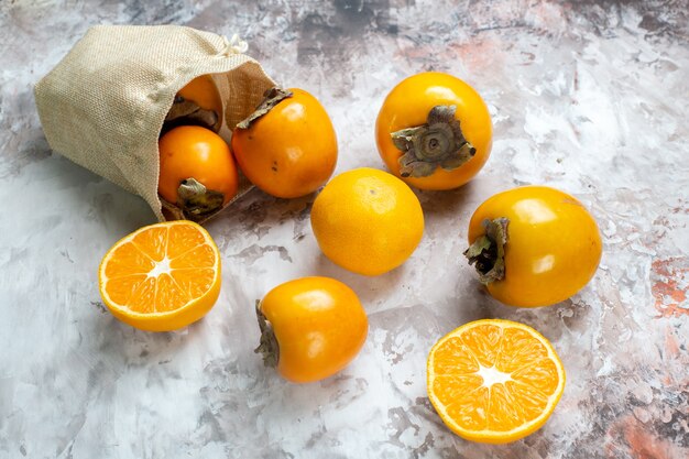 Widok z przodu świeże persimmons na jasnym stole