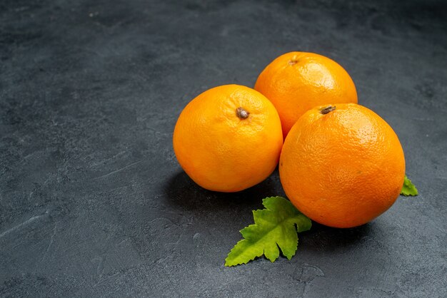 Widok z przodu świeże pomarańcze na szarym tle kolor zdjęcia cytrusowe owoce egzotyczny sok tropikalny