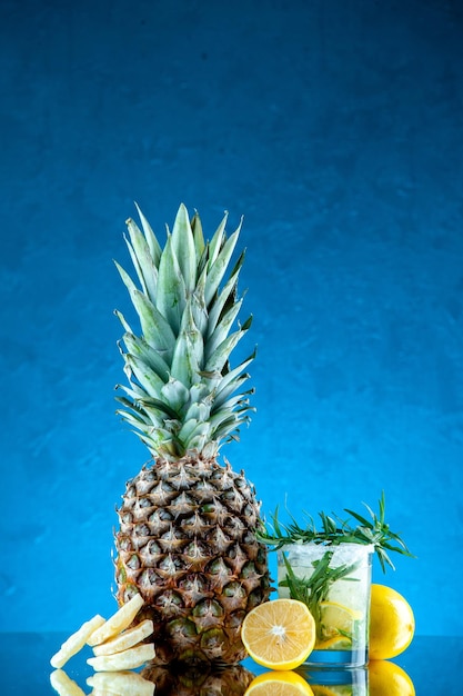 Widok z przodu świeży koktajl z lodem i ananasem na niebieskim tle sok owocowy lemoniada drink bar alkohol klub kolor