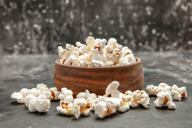 Widok z przodu świeży popcorn na ciemnym tle przekąska kolor cips ciemność film kukurydziany