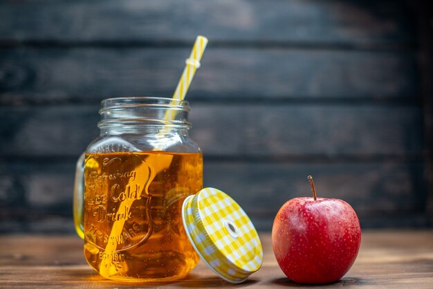 Widok z przodu świeży sok jabłkowy w środku puszki ze świeżymi jabłkami na ciemnym barze napój owocowy zdjęcie koktajl kolor