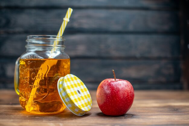 Widok z przodu świeży sok jabłkowy w środku puszki ze świeżymi jabłkami na ciemnym pasku owoce pić zdjęcie koktajl kolor