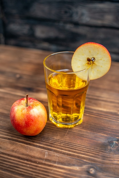Bezpłatne zdjęcie widok z przodu świeży sok jabłkowy ze świeżymi jabłkami na ciemnym kolorze napój zdjęcie koktajl owoce