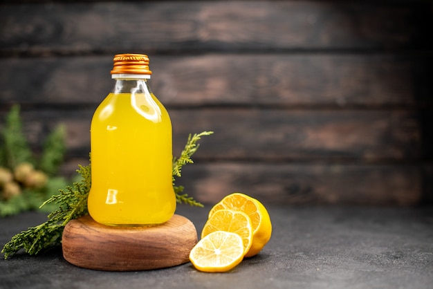Widok z przodu świeży sok pomarańczowy w butelce na desce drewnianej