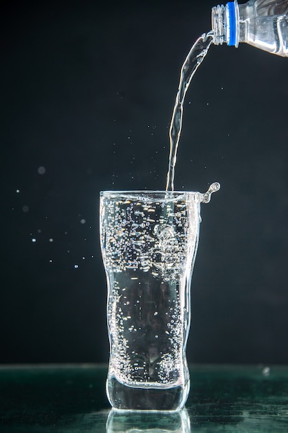 Widok z przodu szklanka sody wylewana na ciemny napój ze zdjęciem szampana świąteczna woda