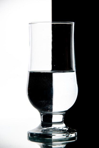 Bezpłatne zdjęcie widok z przodu szklanka wody na czarno-białe zdjęcie wina napoju przezroczystego