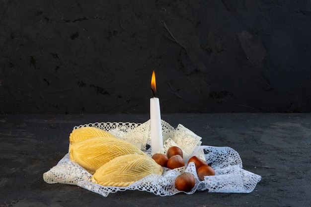 Widok z przodu tradycyjny azerbejdżański słodki shekbur z orzechami i płonącą świecą
