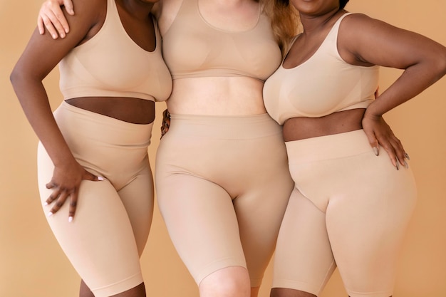Widok z przodu trzech kobiet w nagich modelach ciała stwarzających razem